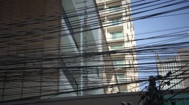 Şehir yaşamına büyüleyici bir bakış, çarpıcı modern mimarinin yanı sıra karışık elektrik hatları da içeriyor.