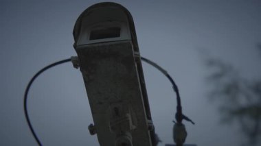 Yüksek teknoloji güvenlik kameraları, gelişmiş güvenlik ve koruma sağlamak için stratejik olarak dışarıya yerleştirilmiştir.