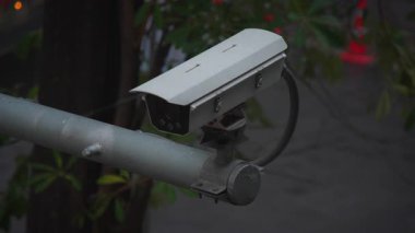 Bu yüksek kaliteli görüntü, şehir manzarasında sürekli izlenerek güvenliği sağlayan bir güvenlik kamerasını gösteriyor.