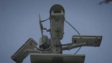 Hem güvenlik hem de izleme kapasitesini önemli ölçüde arttıran yüksek teknolojili bir güvenlik kamerası.