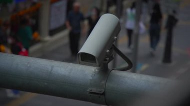 Bir güvenlik kamerası, şehir yayalarının hareketli koşuşturma ve koşuşturmasını yeterince yakalıyor.