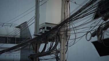 Detaylı bir görünüm, şehir ortamında karmaşık kablolar ve çeşitli elektrik ekipmanları gösterir