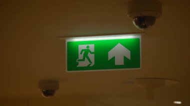 Belirgin bir şekilde gösterilen açık çıkış işareti temel yangın güvenliği ve acil tahliye güzergahlarını etkin bir şekilde gösteriyor