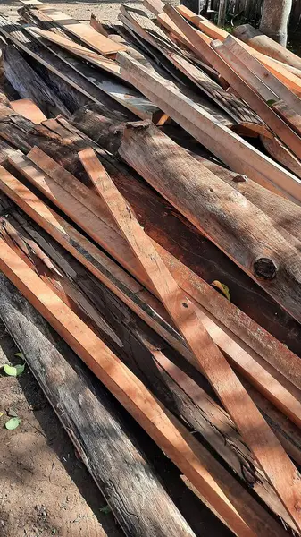 Zeminde çeşitli türde odun ve şekiller var.