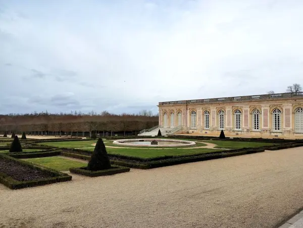Bulutlu ve soğuk bir günde Versalles Sarayı 'nın bahçesi