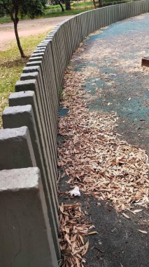 Beton sütunlar, Porto Alegre 'deki Redencao parkındaki çocuk parkının etrafında bir eğri üzerinde dizilmişti. Güneşli ve çok sıcak bir gün