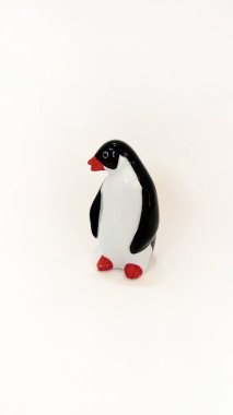 Bulaşıkçı buzdolabı pengueni sağ tarafa bakıyor.