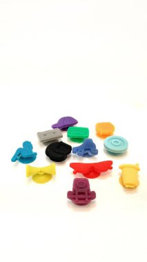 Farklı şekillerde silikon ve renkli bardak işaretleri