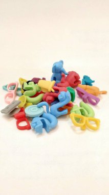 Masaya yayılmış rengarenk bardak işaretleri.