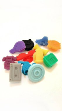 Masaya yayılmış rengarenk bardak işaretleri.