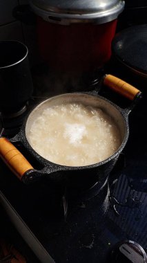 Siyah sobada pilav pişirici.