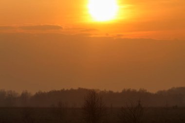 Bahar Tarlalarının Üzerindeki Gün Batımı