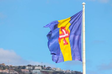 Adanın Kimlik ve Mirasının Madeira Bayrak Sembolü