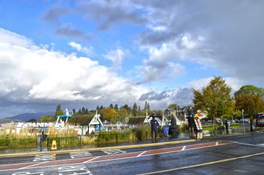 Bowness on Windermere, Cumbria, İngiltere - 12 Ekim 2019: Bowness on-Windermere marinası Cumbria 'da Windermere Gölü' nde yağmur yağıyor