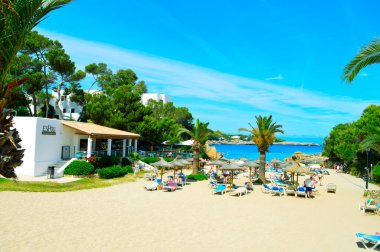 Cala des Pou sahilindeki ESPOU sahil barı ve restoranı, Mayorka 'da Cala Dor, Akdeniz' de bir İspanyol adası.