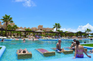 RIU Touareg Otel turistleri Cape Verde 'de yüzme havuzunda 