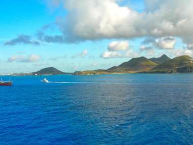 Hollanda Krallığı 'nın bir parçası olan Sint Maarten, Saint Martin ile birlikte bir Karayip adasının güney kesiminde yer alan bir ülkedir.