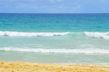 Dalgalar, gökyüzü ve sörf Boa Vista sahillerinde, Cape Verde Afrika 'da Atlantik Okyanusu bayrağına bakan