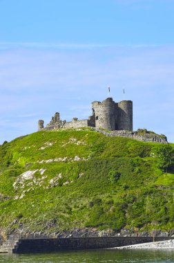 Criccieth Şatosu, Criccieth, Gwynedd, Galler, Birleşik Krallık 'ta yıkılmış bir 13. yüzyıl şatosudur - 25 Mayıs 2024: Tremadog Körfezi yakınlarındaki Porthmadog Kalesi Kuzey Galler' deki bir ortaçağ kalesi.