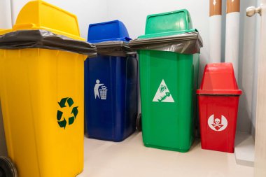Renkli çöp kutusu, kırmızı, yeşil, mavi ve sarı, zararlı, biyolojik çözünür, General ve geri dönüştürülebilir atıklar için. geri dönüşüm yönetimi, atık ayrımı, çöp ve çöp konsepti