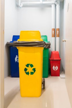Geri dönüşümlü atık için sarı çöp kutusu ve Kırmızı, Zararlı, Biyoçözünür ve Genel atık için yeşil ve mavi. geri dönüşüm yönetimi, atık ayrımı, çöp ve çöp konsepti