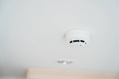 Ev ya da apartmanın çatısına duman sensörü yerleştirildi. Güvenlik ve yangın güvenlik kavramı