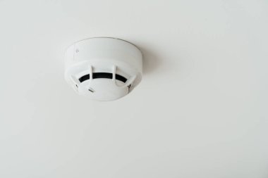 Ev ya da apartmanın çatısına duman sensörü yerleştirildi. Güvenlik ve yangın güvenlik kavramı