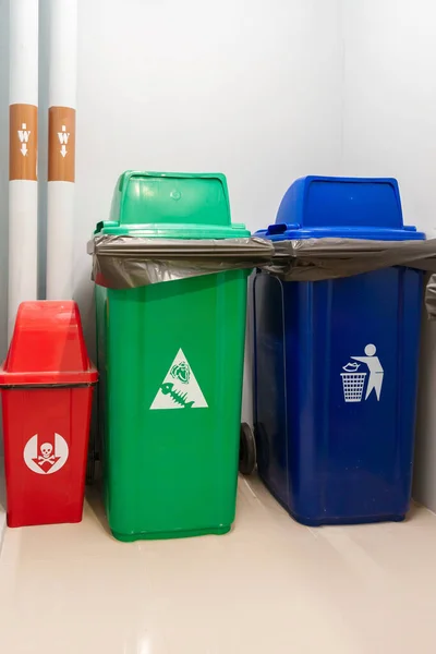 Lixo Colorido Vermelho Verde Azul Amarelo Para Resíduos Perigosos Biodegradáveis — Fotografia de Stock
