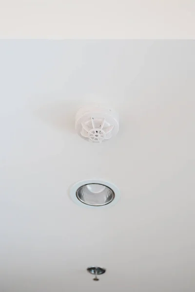 煙センサー検出器は 家庭やアパートの屋根に取り付けられています 安全と競合セキュリティの概念 — ストック写真