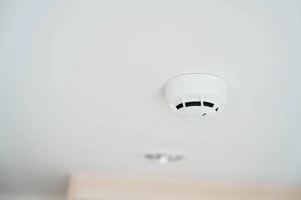 Detector Sensor Humo Montado Techo Casa Apartamento Concepto Seguridad Conflagración — Foto de Stock
