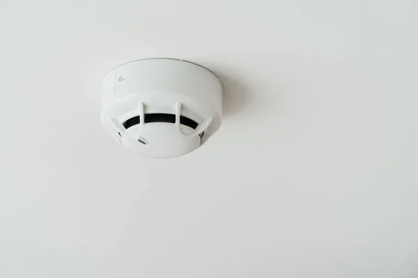 Detector Sensor Humo Montado Techo Casa Apartamento Concepto Seguridad Conflagración —  Fotos de Stock