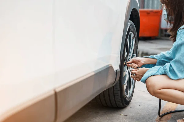 Woman Driver Hand Inflating Tires Vehicle Removing Tire Valve Nitrogen — Zdjęcie stockowe