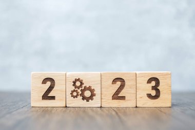2023 blok ve vites simgesi. İş Süreci, Takım Çalışması, Hedef, Çözünürlük, Strateji, Plan, Eylem, motivasyon, değişim, beyin fırtınası ve Yeni Yıl Kavramları