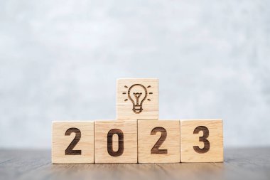 2023 blok ve ampul simgesi. İş Fikri, Yaratıcı, Düşünme, Beyin Fırtınası, Hedef, Çözünürlük, Strateji, Plan, Eylem, Değişim ve Yeni Yıl Kavramları