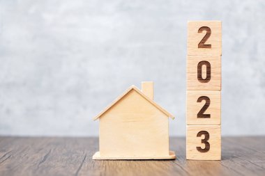 Ev modeliyle 2023 blok. gayrimenkul, ev kredisi, vergi, yatırım, finans, tasarruf ve yeni yıl kararı kavramları