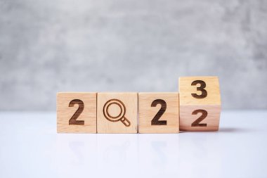 2022 'den 2023' e kadar büyüteç simgesiyle çevirin. SEO, Arama Motoru İyimserleştirme, işe alım, Reklam, Fikir, Strateji, Pazarlama, Anahtar Sözcük, İçerik ve Yeni Yıl Başlangıç kavramları