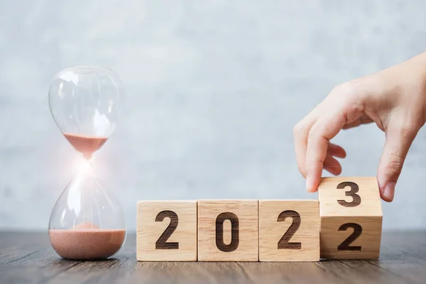 Mână Flip Bloc 2022 2023 Text Clepsidră Masă Rezoluție Timp — Fotografie, imagine de stoc