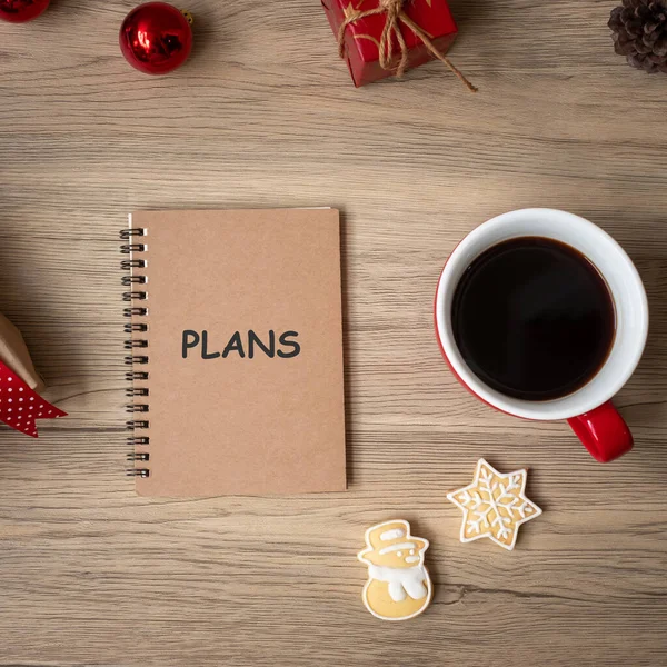 笔记本 黑色咖啡杯 圣诞饼干和钢笔放在木桌上 俯瞰并复制空间 新年快乐 做事清单 策略及计划概念 — 图库照片
