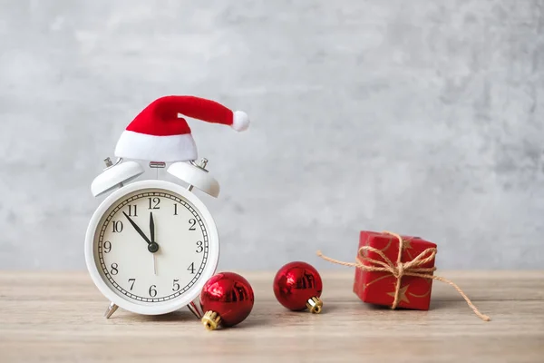 ヴィンテージ目覚まし時計と木製のテーブルの上にクリスマスの装飾とメリークリスマス パーティーや休日やボクシングの日のコンセプト — ストック写真
