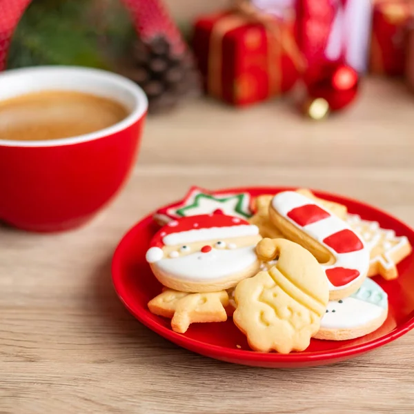 Frohe Weihnachten Mit Hausgemachten Plätzchen Und Kaffeetasse Auf Holztischhintergrund Heiligabend — Stockfoto