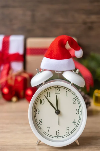 ヴィンテージ目覚まし時計と木製のテーブルの上にクリスマスの装飾とメリークリスマス パーティーや休日やボクシングの日のコンセプト — ストック写真