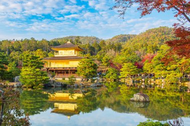 Kinkakuji Tapınağı 'nın güzelliği ya da sonbahar yeşillik mevsiminde altın Pavyon, Kyoto, Kansai, Japonya' daki turistik merkezleri ile ünlü bir kent simgesi.