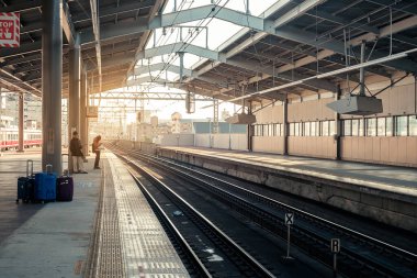 Sabah Osaka şehrindeki tren istasyonu. Osaka, Japonya, 30 Kasım 2019