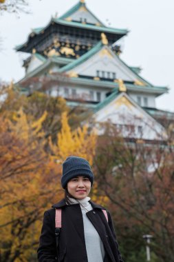 Sonbahar sezonunda Osaka Şatosu 'nda gezen yalnız kadın turist, Japonya' nın Osaka şehrinde Asyalı gezgin ziyareti. Tatil, varış ve seyahat kavramı