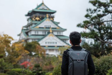 Sonbahar sezonunda Osaka Şatosu 'nda turist gezintisi, Japonya' nın Osaka şehrinde Asyalı gezgin ziyareti. Tatil, varış ve seyahat kavramı