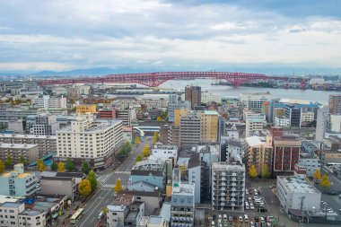 Sonbahar yeşillik mevsiminde Osaka şehri ve Minato köprüsünün hava manzarası. Osaka, Kansai, Japonya, 28 Kasım 2019