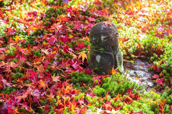 Japanische Jizo Skulpturpuppe Mit Fallendem Roten Ahornblatt Japanischen Garten Des — Stockfoto