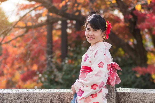 Joven Turista Vistiendo Kimono Disfrutando Con Hojas Coloridas Templo Kiyomizu —  Fotos de Stock
