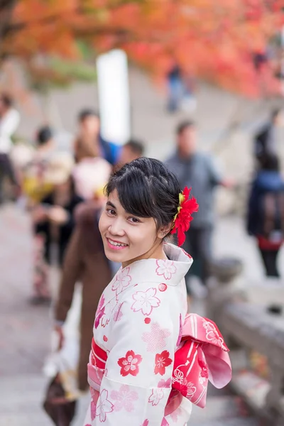 Ung Kvinna Turist Bär Kimono Njuter Med Färgglada Blad Kiyomizu — Stockfoto