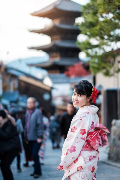 Kimono Giyen Genç Kadın Turist Yasaka Pagoda Bölgesinde Kiyomizu Dera — Stok fotoğraf